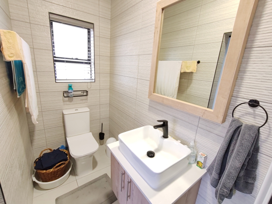 3 Bedroom Property for Sale in Avonddans Western Cape